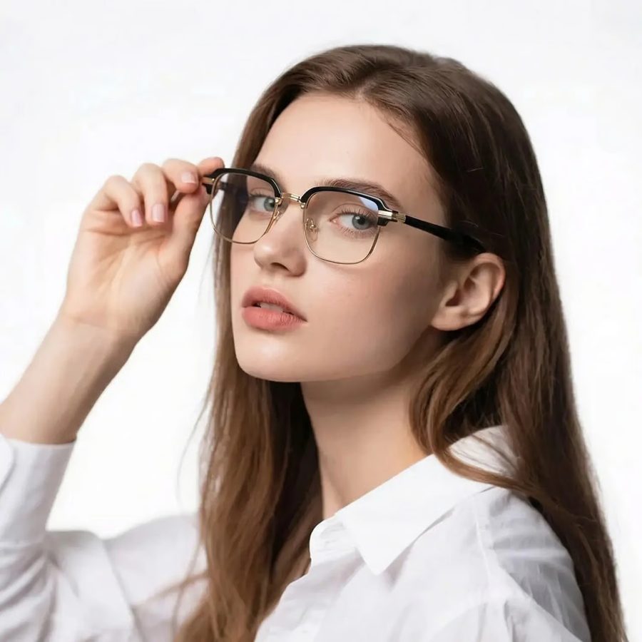 Cliente usando o Óculos de Leitura com Zoom Inteligente